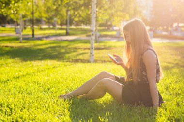 güzel bir genç kadın parkta müzik dinleme