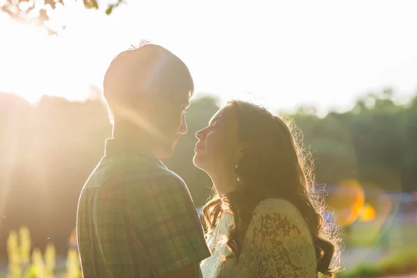 Closeup fotografie de romantic sărutat cuplu în aer liber, vedere laterală . — Fotografie, imagine de stoc