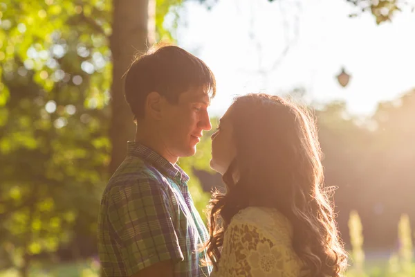 Primeros planos de pareja romántica al aire libre, vista lateral . — Foto de Stock