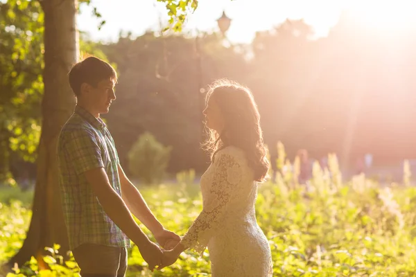 ロマンチックな若い愛夏の自然の中のカップル — ストック写真