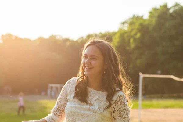 Portrait de jeune femme souriante dans un parc d'été, à l'extérieur — Photo