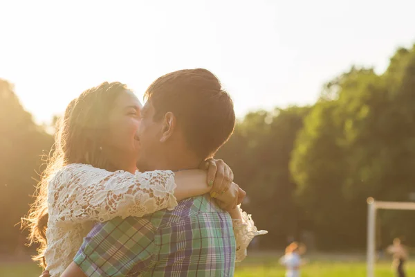 Romantikus fiatal szerelmes pár nyári természet — Stock Fotó
