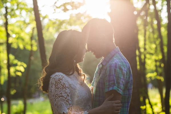 Romántico joven amor pareja en verano naturaleza — Foto de Stock