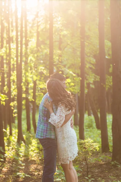 Porträt eines jungen romantischen Paares, das sich in der Natur umarmt — Stockfoto