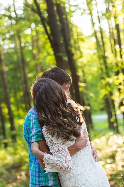 Retrato de um jovem casal romântico abraçando uns aos outros na natureza — Fotografia de Stock