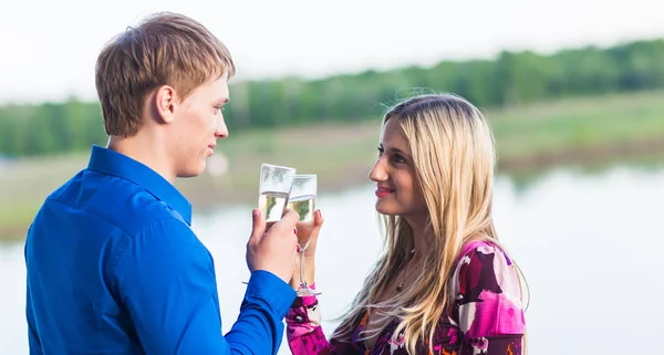 Couple boire du champagne en plein air profiter de leurs vacances d'été . — Photo