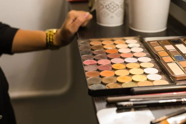 Paleta cosmética con las sombras sobre la mesa. Maquillaje cosmético, mujer belleza — Foto de Stock