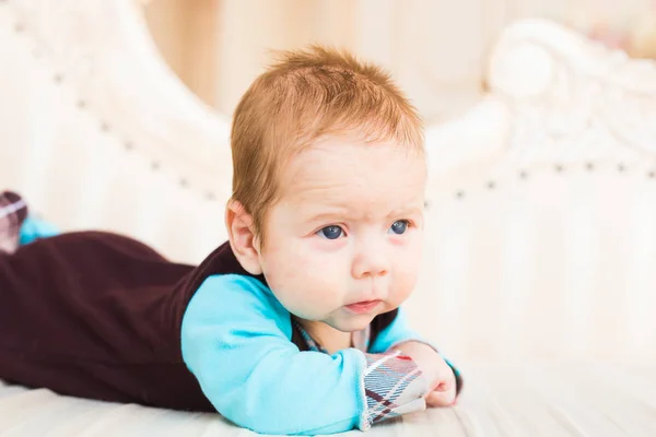 Retrato brillante del bebé adorable — Foto de Stock