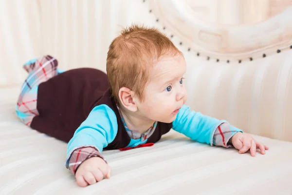 Retrato de un bebé recién nacido lindo acostado boca abajo y sonriente —  Fotos de Stock