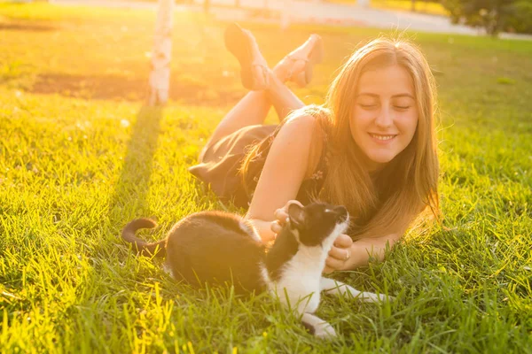 자연 배경에서 고양이 함께 젊은 행복 한 웃는 여자 — 스톡 사진
