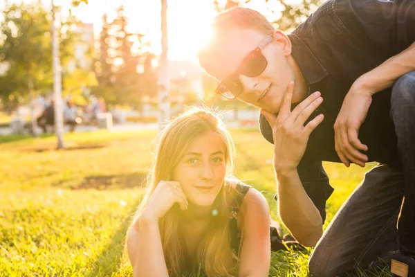 Primavera ao ar livre retrato de jovem casal feliz — Fotografia de Stock