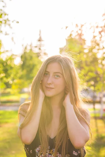 Hermosa joven en el parque. Retrato exterior — Foto de Stock