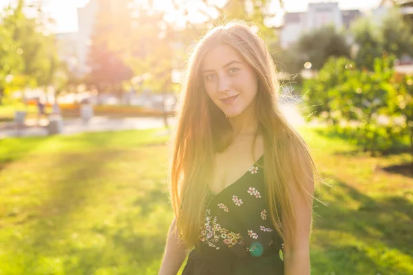 公園内の美しい若い女性。屋外のポートレート — ストック写真