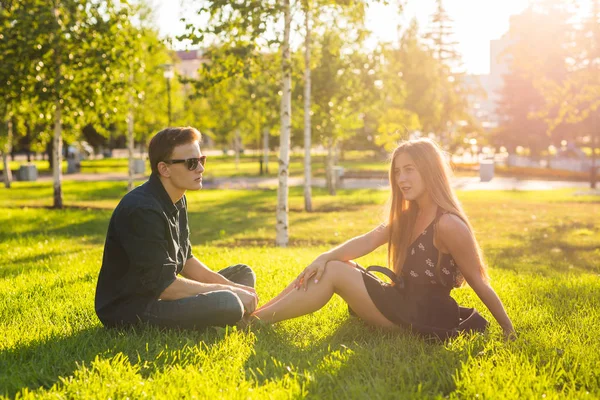 Дівчина і хлопець в парку в сонячний день — стокове фото
