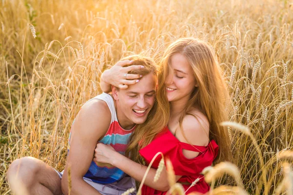 Junges Paar hat Spaß und spielt auf dem Feld — Stockfoto