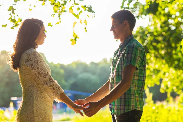 Couple romantique en plein air, vue latérale . Photos De Stock Libres De Droits