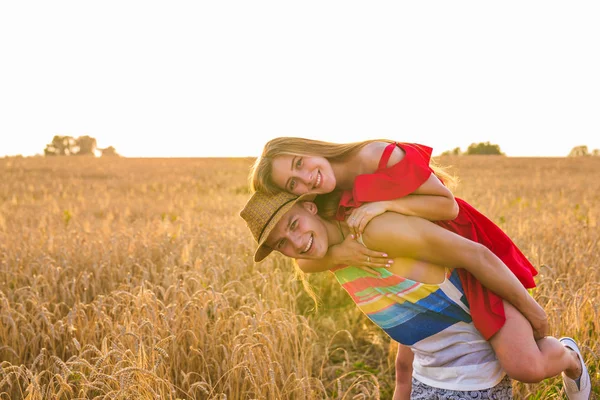 Щаслива молода любляча пара розважається на відкритому повітрі в літній час — стокове фото