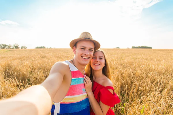 Jovem casal feliz tirando uma selfie no campo — Fotografia de Stock