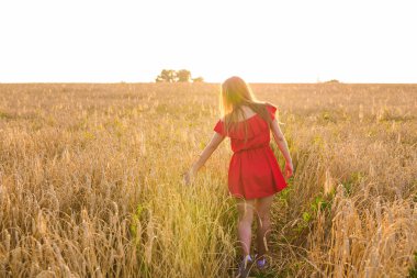 kadın buğday alanında, arka görüş