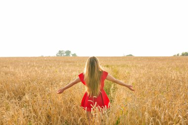 Özgürlük kavramı - kadın buğday alanında, arka görüş