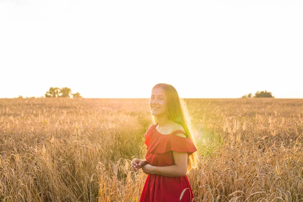 Mujer en campo de trigo — Foto de Stock