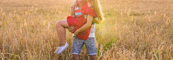 Szczęśliwa Młoda para miłości dobra zabawa zewnątrz w okresie letnim zbliżenie — Zdjęcie stockowe