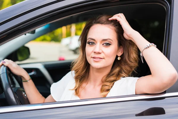 Retrato de una joven sonriente conduciendo un coche — Foto de Stock