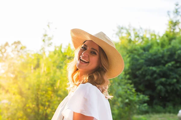 Mujer sonriente de verano con sombrero — Foto de Stock