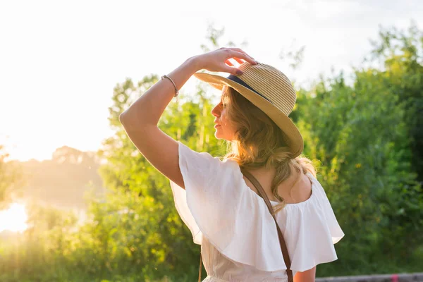 Lachende zomer vrouw met hoed — Stockfoto