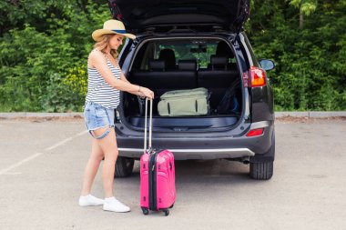 Tatil, seyahat - kadın yaz tatili için seyahat için hazır