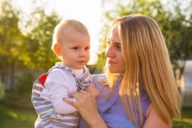 Bahçe bebek oğlu ile oynarken oynak kadın