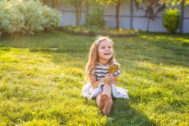 Candy lolipop şeker şeker yemek mutlu küçük kız ile komik çocuk.