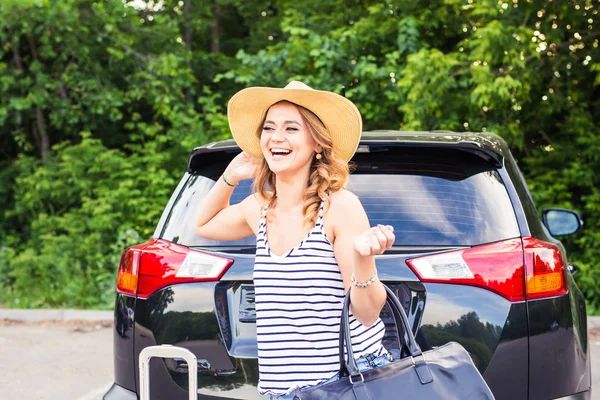 Vacaciones de verano coche carretera viaje concepto de libertad. Mujer feliz animando alegre durante el viaje de vacaciones con el coche . — Foto de Stock