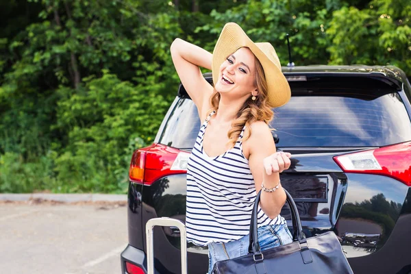 Sommerurlaub Auto Roadtrip Freiheit Konzept. Glückliche Frau jubelt fröhlich bei Urlaubsreise mit Auto. — Stockfoto