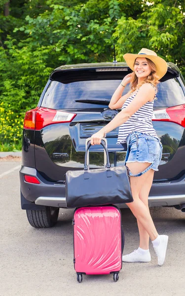 Dovolená, cestování - žena připravena k cestování pro letní dovolenou — Stock fotografie