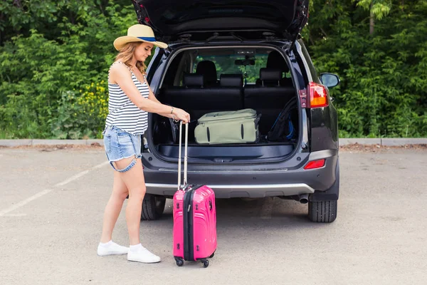 Urlaub, Reisen - Frau bereit für die Reise in den Sommerferien — Stockfoto