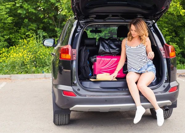 Glückliche Frau im Urlaub. Sommerurlaub und Autoreisekonzept — Stockfoto