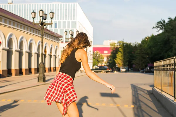 Sommar semester, extrem sport och personer koncept - glad tjej rider skateboard på gatan — Stockfoto
