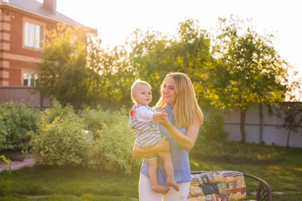 Pojke med sin mamma utomhus — Stockfoto