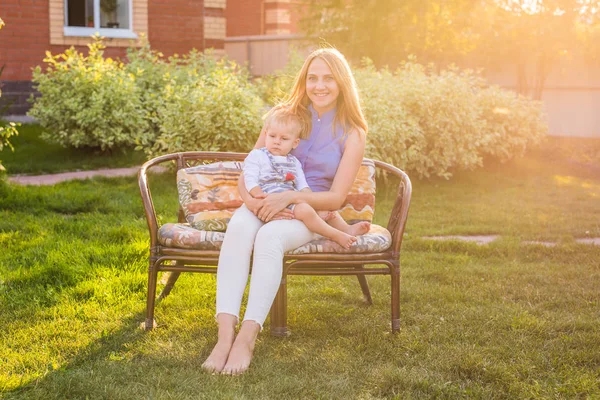 Porträtt av lycklig kärleksfull mor och hennes barn utomhus. — Stockfoto