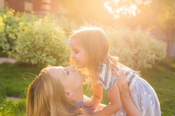 Retrato de feliz madre cariñosa y su bebé al aire libre. —  Fotos de Stock