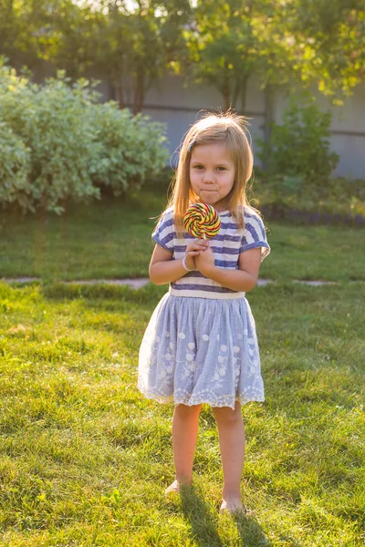 น่ารัก สาวน้อย Caucasian และ lollipop ใหญ่ — ภาพถ่ายสต็อก