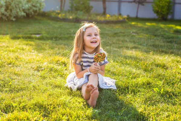 Söt cauasian baby flicka och stora lollipop — Stockfoto