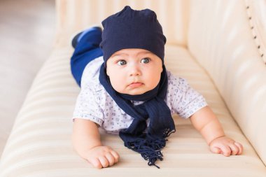 Çok güzel beyaz erkek bebek.