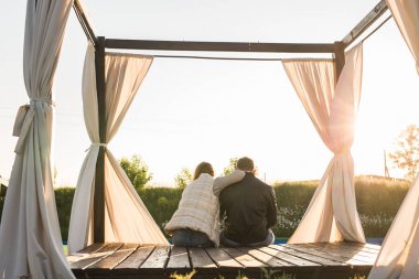 Çift doğa arka görünümünde sarılma