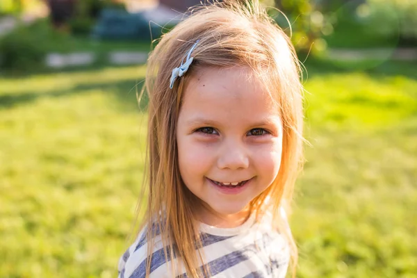 Porträtt söt liten flicka i vår eller sommar dag — Stockfoto