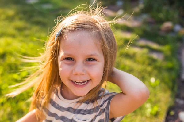 Porträtt av söta lilla flicka spela utomhus — Stockfoto