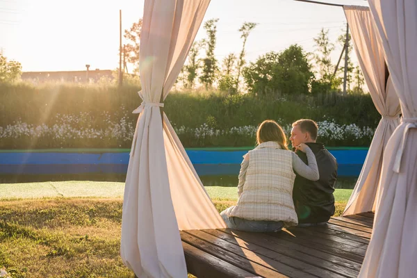 Par som kramas i naturen tillbaka Visa — Stockfoto