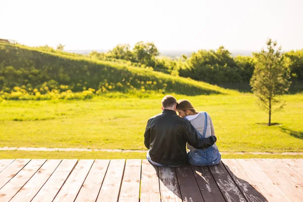 Kärlek par kramas på en brygga i naturen bakifrån — Stockfoto