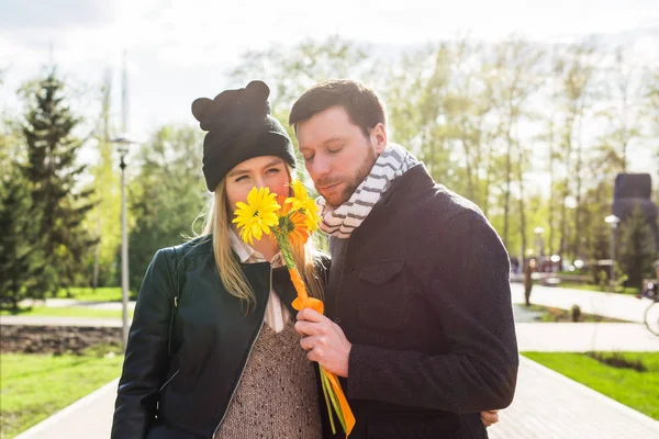 Schwangere Frau mit Mann im Freien — Stockfoto